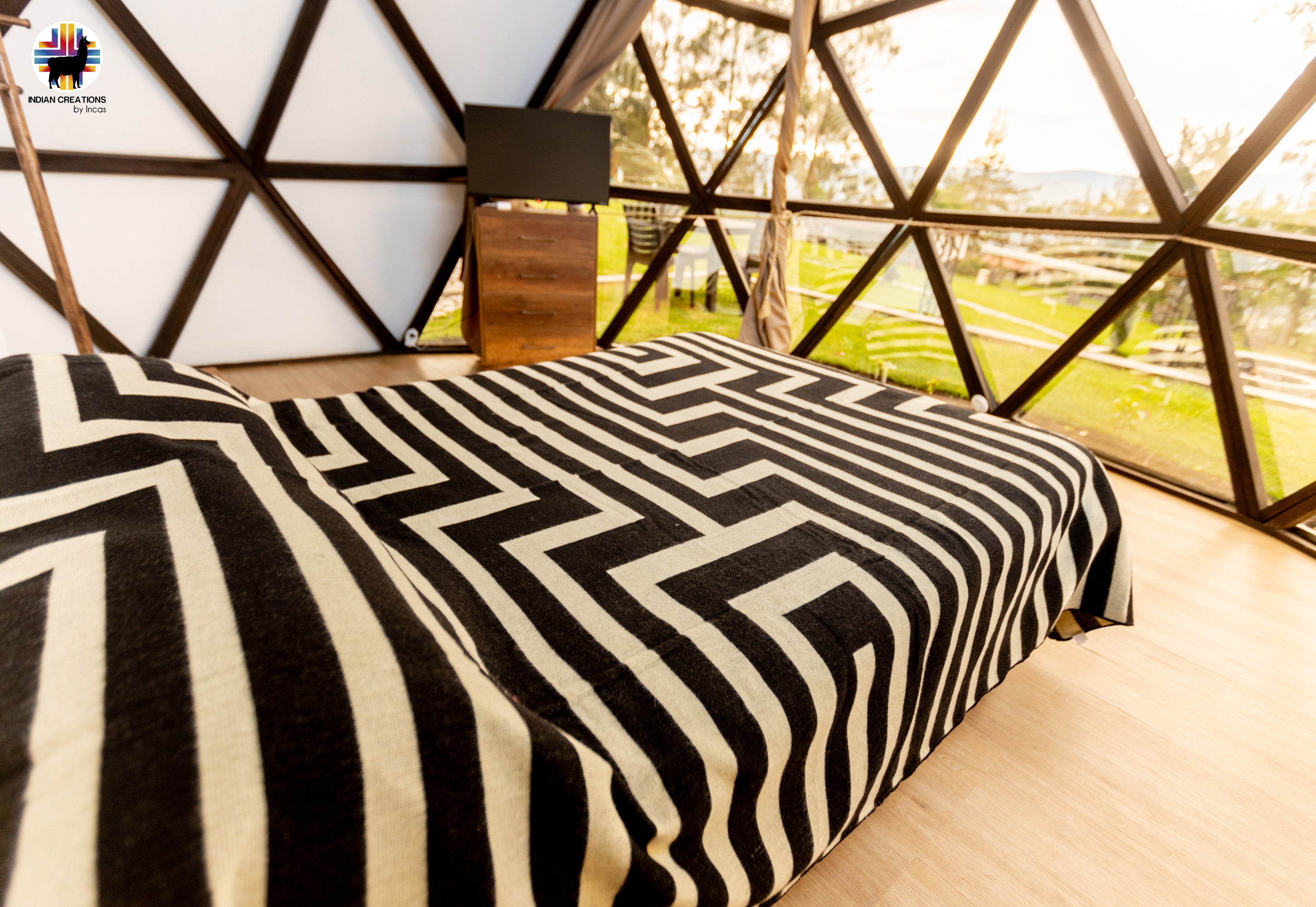 KING SIZE and Heavy-Duty Alpaca Blanket (Hippo Tigris).